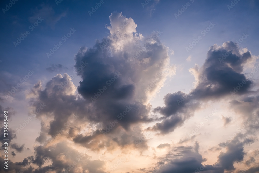 Obraz premium Dramatic sky, perfect for sky replacement, background or any other application