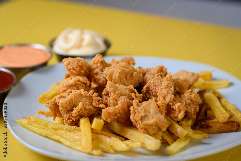 Pipocas de pollo con salsas y papas Pipocas de pollo con salsas y papas
