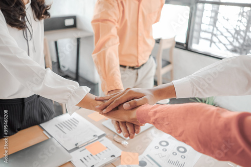 Tableau sur toile Businesspeople teamwork group putting their hands together agreement plan in mee