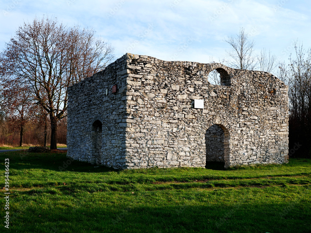 Ruiny kościoła św. Stanisława, biskupa męczennika w Żarkach – ruiny kościoła barokowego z II poł. XVIII w.