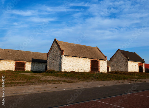 Kamienne stodoły z końca XIX i początku XX w Zarkach w promieniach zachodzącego słońca