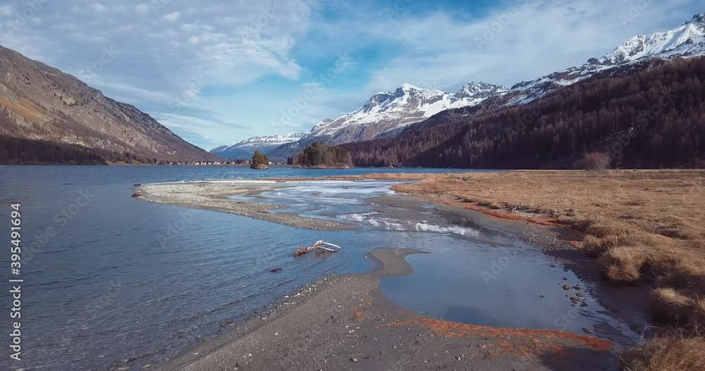 l'automne sur un lac de l'Engadine - Suisse l'automne sur un lac de l'Engadine - Suisse