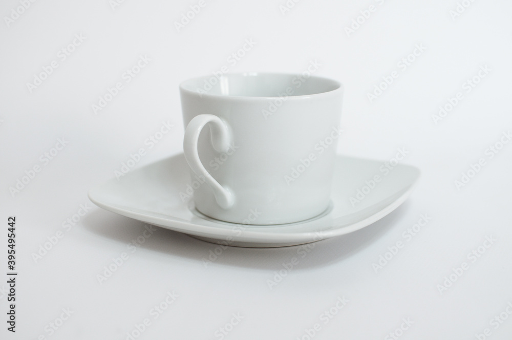 Taza de café blanca sobre fondo blanco