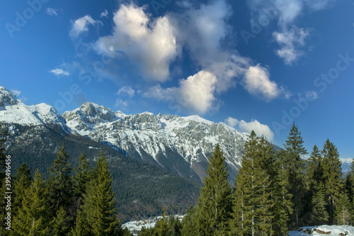 Fototapeta Naklejka Na Ścianę i Meble -  snow capped mountains in the national park 