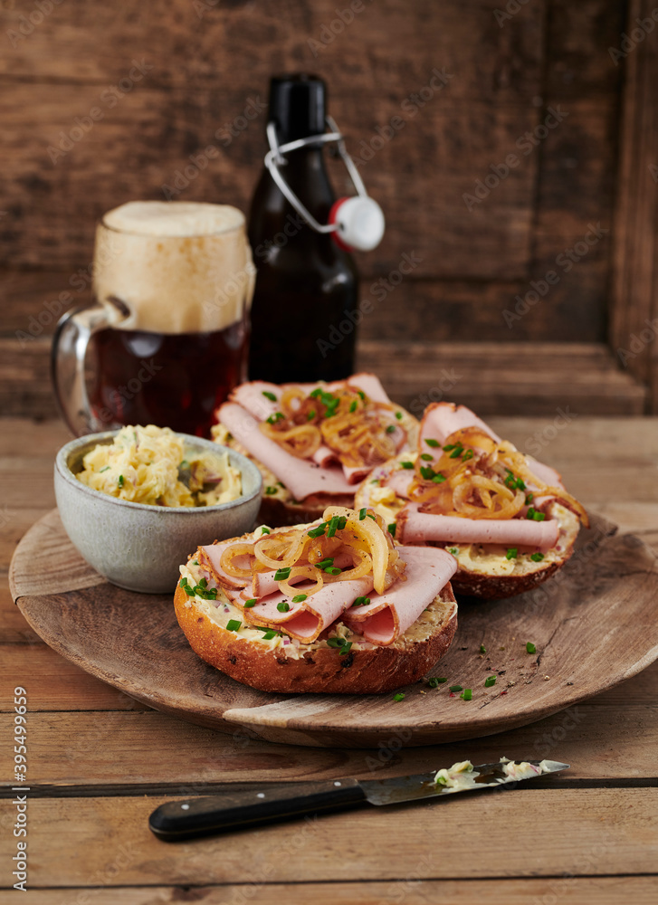 1 Kg Leberkäse Für Wieviele Personen Foto de Rolls topped with Leberk se (beef and pork meatloaf) and chive