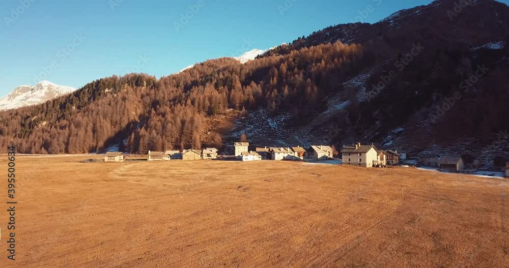 village isolé dans les Alpes Suisse en automne