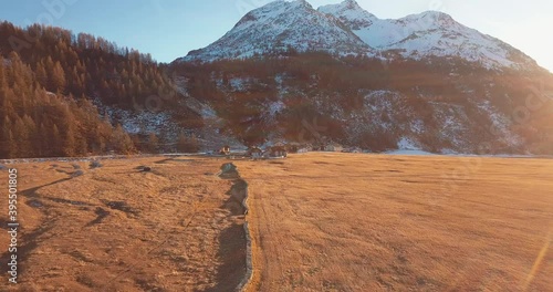 village pittoresque de montagne au coucher du soleil - Alpes Suisse