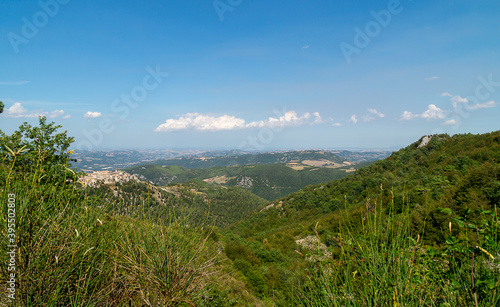 Vista dal sentiero 109AG da Poggio San Romualdo a Castelletta nelle Marche © Luciano Pierantoni