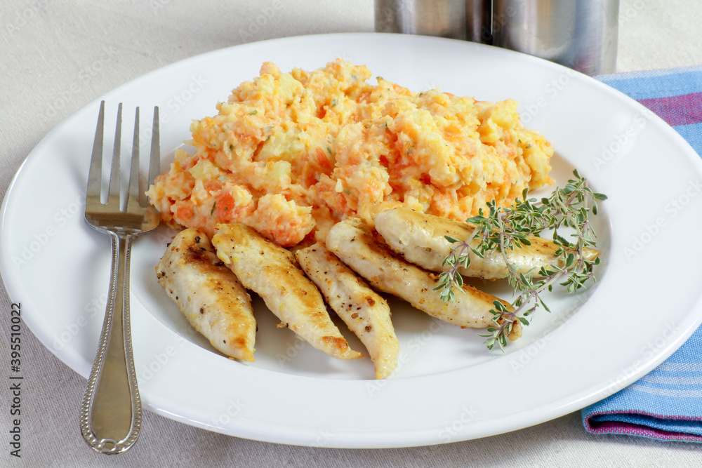 aiguillettes de poulet grillés, purée de carottes et pommes de terre aiguillettes de poulet grillés, purée de carottes et pommes de terre