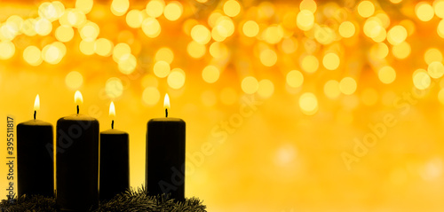 Adventskerzen vor Goldenem Hintergrund