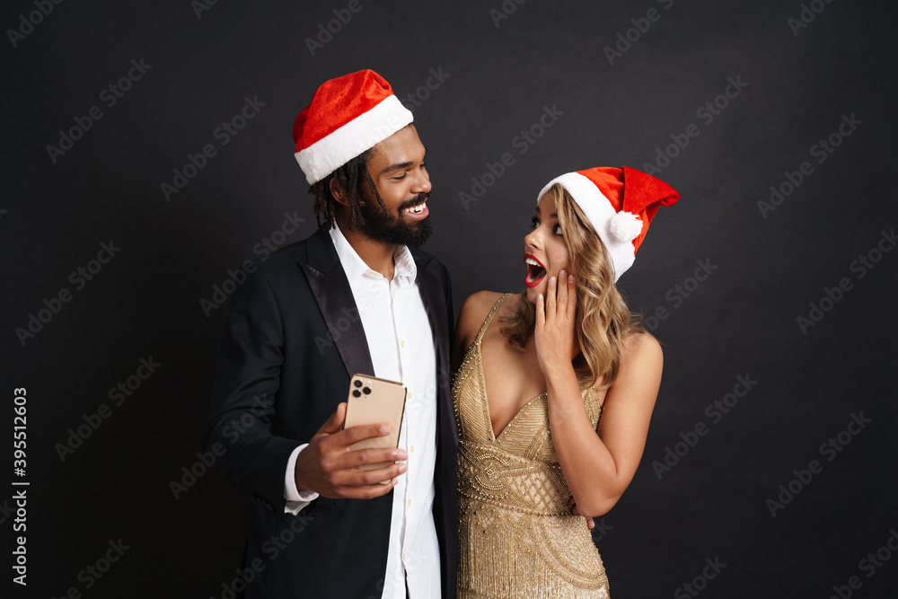 Obraz premium Happy cheerful couple wearing christmas hats