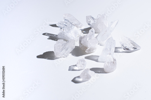 Photos Composition quartz crystals on a white background with light shining and creatin