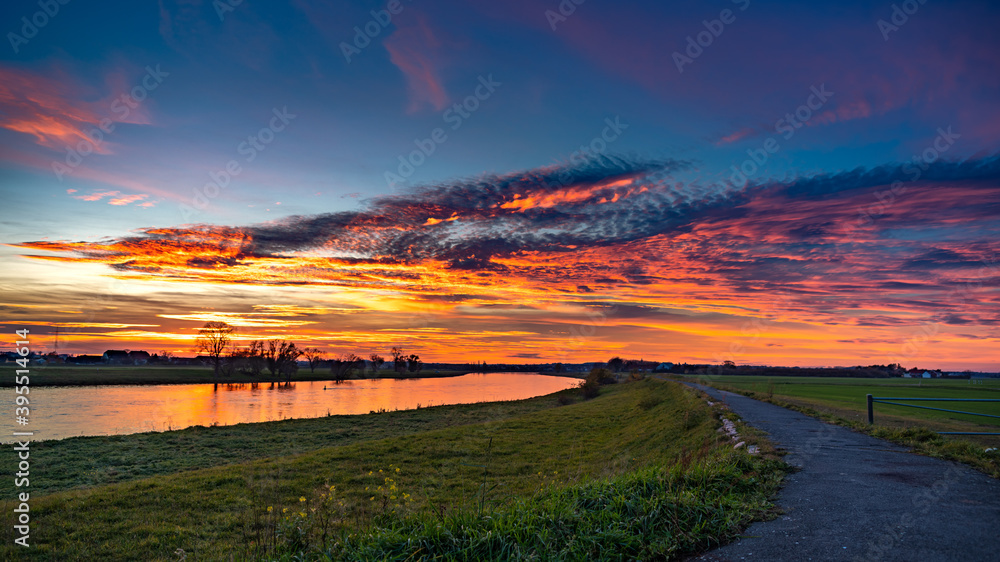 Obraz premium Sonnenuntergang, Elbe