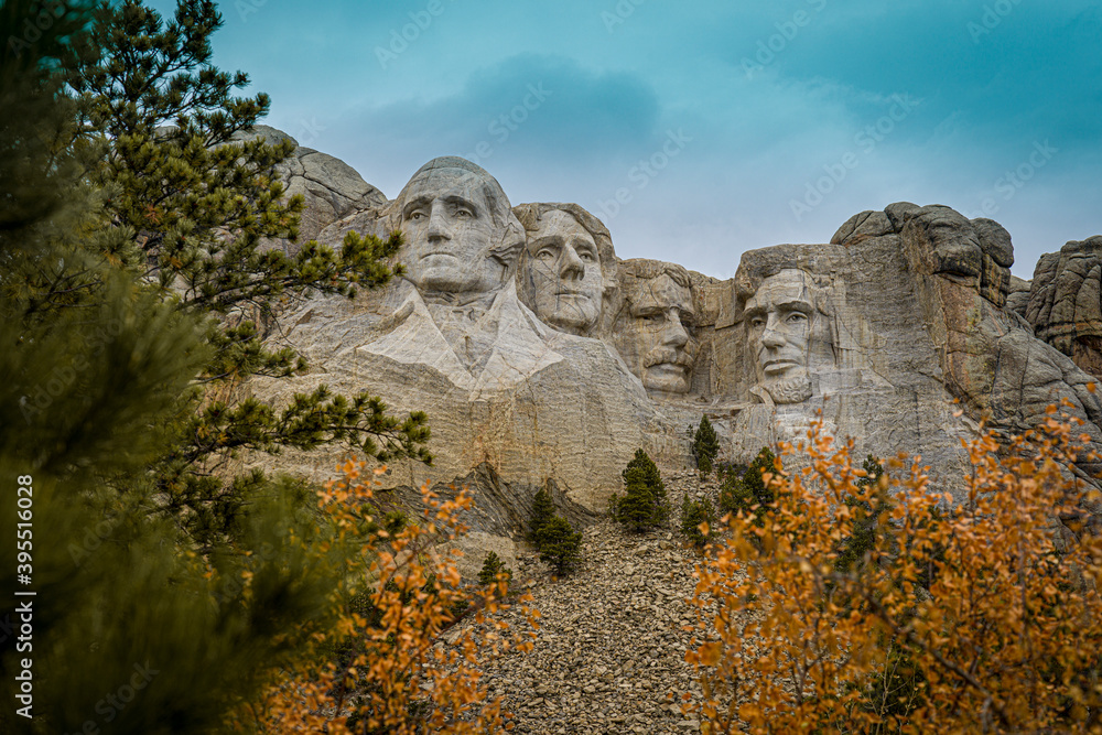 A classic view of Mount Rushmore. - obrazy, fototapety, plakaty 
