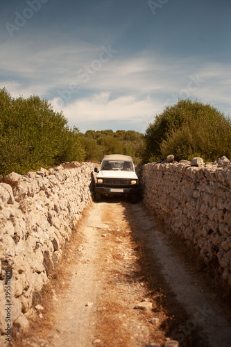 off road a Minorca passaggio stretto