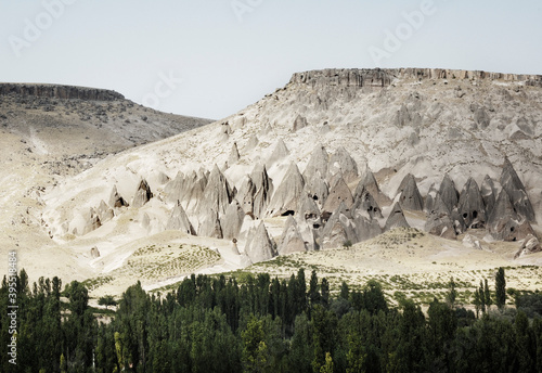 Cappadocia (Turchia). Un tipico panorama delle conformazioni rocciose della zona di Goreme