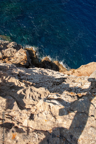 mare top view scogliera