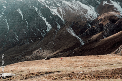 Colle dell'Agnello, Cuneo (Italia). Un escursionista sta passeggiando in Valle Varaita nei pressi del colle che conduce in Francia