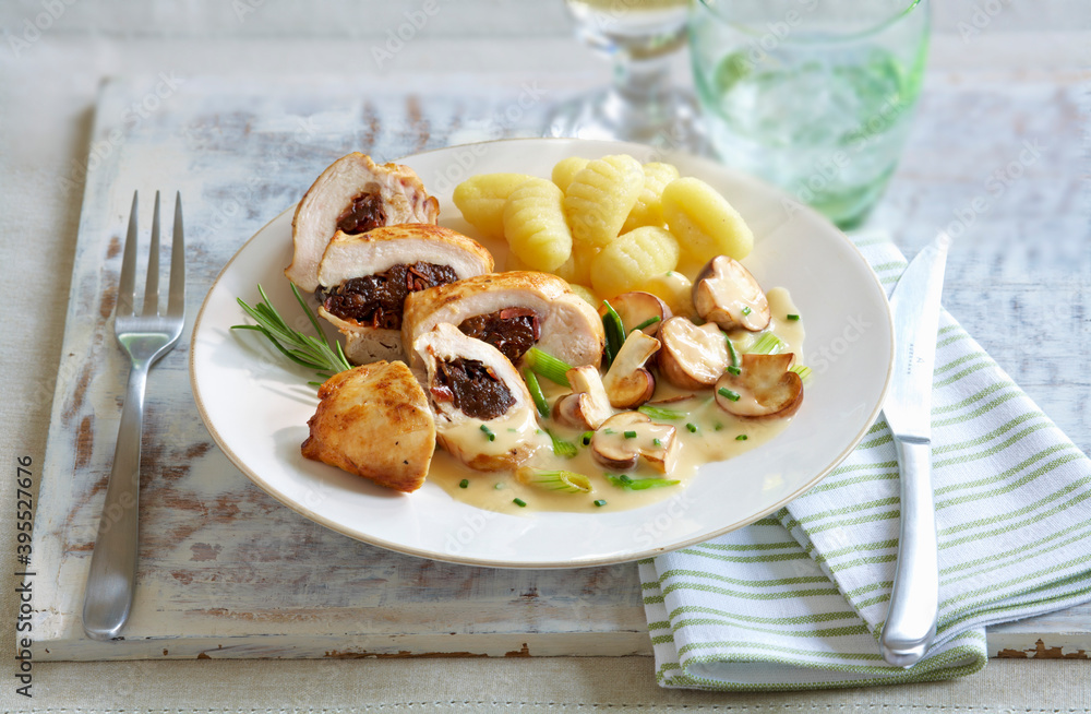 Chicken breast with red cabbage filling, mushrooms and gnocchi Chicken breast with red cabbage filling, mushrooms and gnocchi