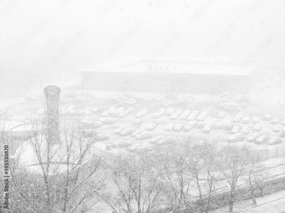 Fototapeta premium Heavy blizzard in the city. Winter weather