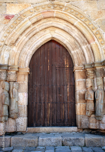 puerta de pueblo de color  