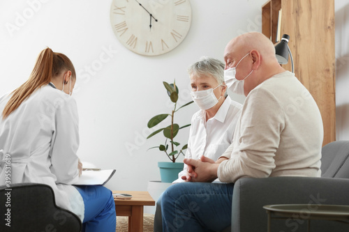 Doctor visiting senior diab...