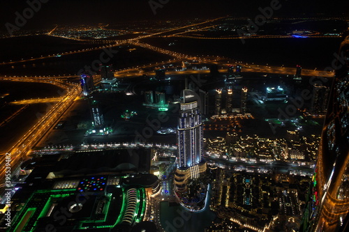 Dubai Stadt Luftfoto innenstadt Strasse Gebäude Nacht Lichter Hochhaus Verkehr