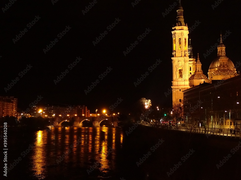 Basílica Nuestra Señora del Pilar sobre el Rio Ebro, de noche