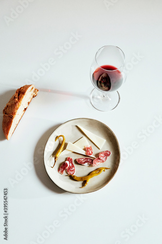Aperitivo con amigos, vino y tapa 