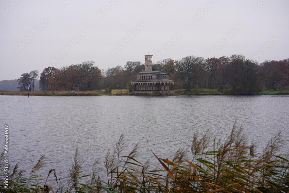Obraz premium Winterliche Panoramalandschaft der Havel mit der Heilandskirche am Port von Sacrow bei nebeligem Wetter 