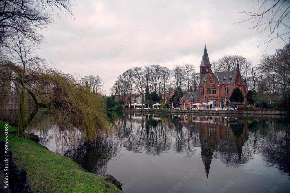 Restaurante castillo al borde del rió de Brujas, Bélgica. Restaurante castillo al borde del rió de Brujas, Bélgica.