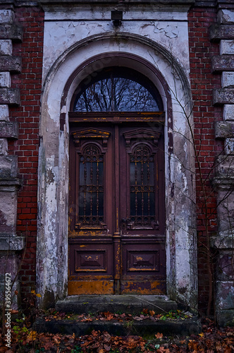 Forgotten manor house in Masuria © Leszek