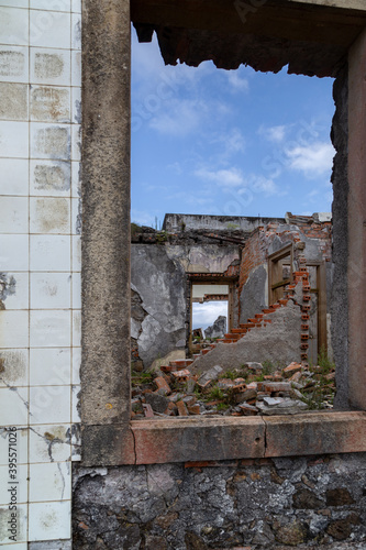 Le Phare de Ribeirinha en ruines suite du tremblement de terre aux Açores sur île de Faial