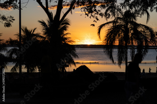 Lindo pôr do sol com silhueta na praia da Graciosa, no lago de Palmas TO