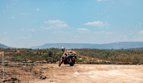 Uma motocicleta e ao fundo a serra do Lajeado