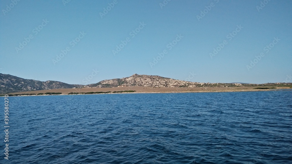 una vista panoramica dell isola dell asinara sardegna italia dalla barca in mezzo al mare una vista panoramica dell isola dell asinara sardegna italia dalla barca in mezzo al mare