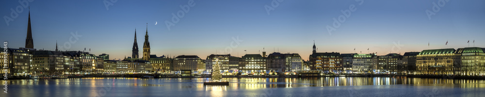 Panorama Hamburg in der Adventszeit abends