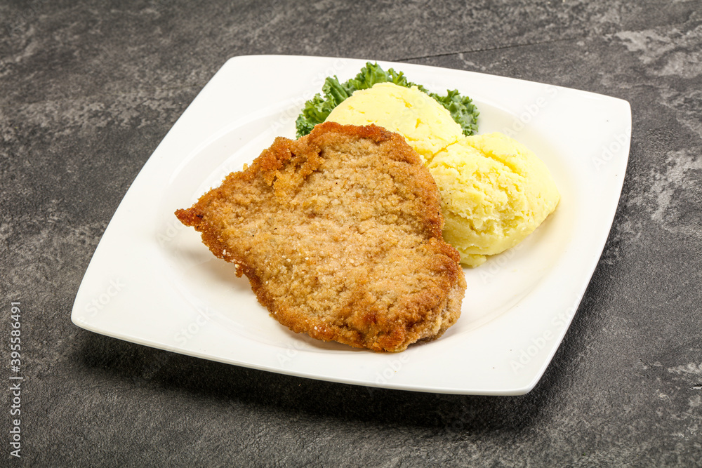 Crispy chicken schnitzel with mashed potato Crispy chicken schnitzel with mashed potato