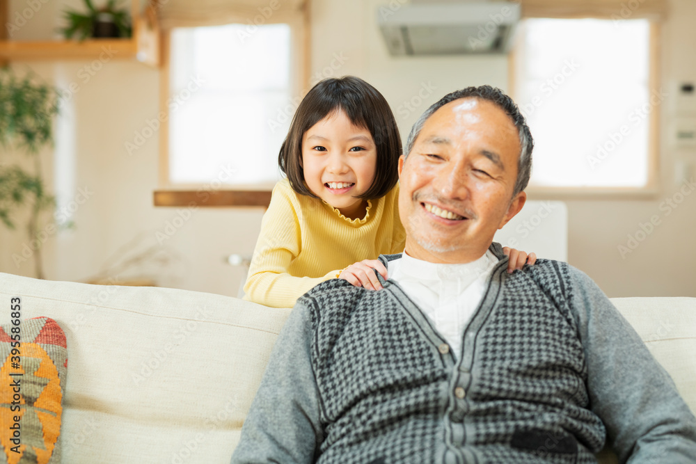 祖父と遊ぶ孫 祖父と遊ぶ孫