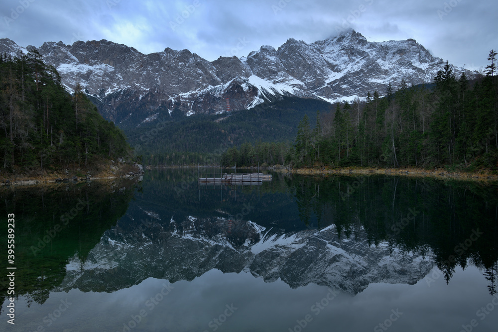Spiegelbild im Eibsee mit dem Wettersteinmassiv und der Zugspitze in der Abenddämmerung