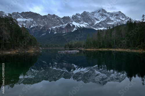 Spiegelbild im Eibsee mit dem Wettersteinmassiv und der Zugspitze in der Abenddämmerung © Fotolla
