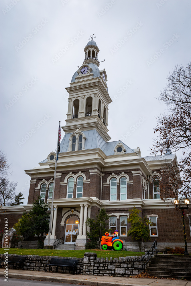 Obraz premium Jessamine County Courthouse in Downtown Nicholasville, Kentucky with an inflatable orange tractor on the lawn in front of it