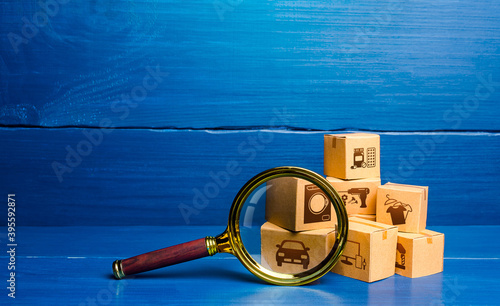 Foto Cardboard boxes and magnifying glass
