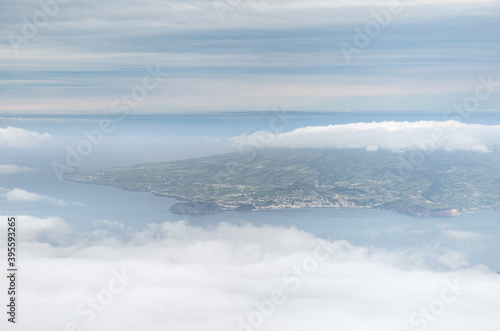 Panorama de l'île de Faial aux Açores depuis le sommet de Pico