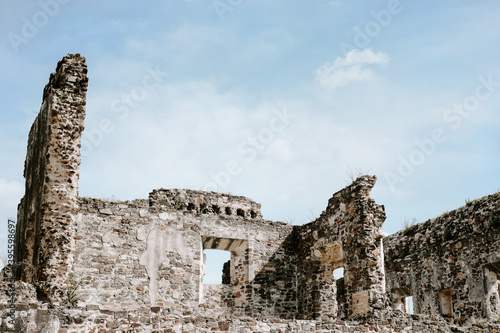 Fotografia Mesmerizing shot of ancient ruins under a cloudy sky