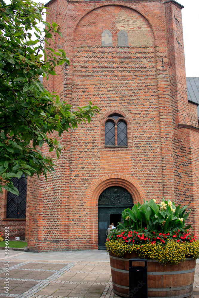 Fototapeta premium Die Marienkirche in Ystad. Es ist die Pfarrkirche. Ystad, Schweden, Europa -- The Saint Mary's Church in Ystad. It is the parish church. Ystad, Sweden, Europe
