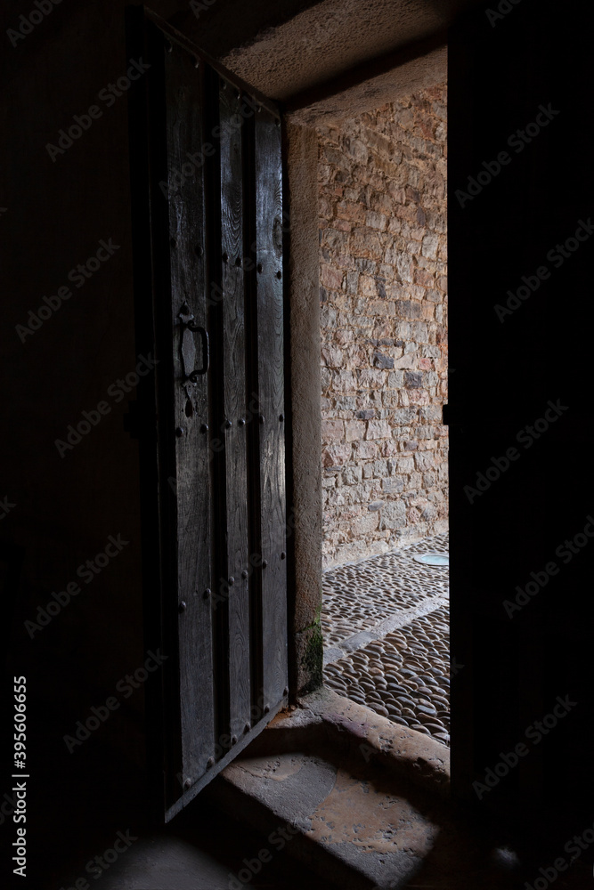 Una misteriosa puerta antigua de un templo medieval que se abre del ...