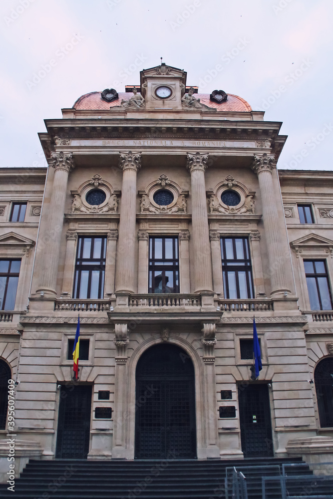 Fachada del Banco Nacional de Rumania en Bucarest. Esta sede se encuentra en la calle Lipscani y fue construida en estilo ecléctico a finales del siglo XIX.