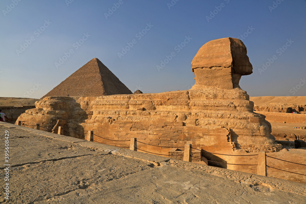Touristen vor Pyramide und Sphinx in Ägypten / Kairo/Gizeh
