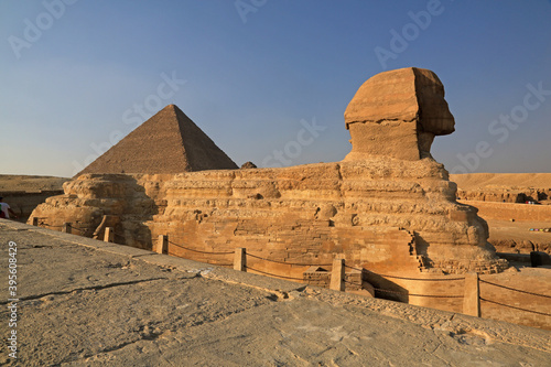 Touristen vor Pyramide und Sphinx in   gypten   Kairo Gizeh 